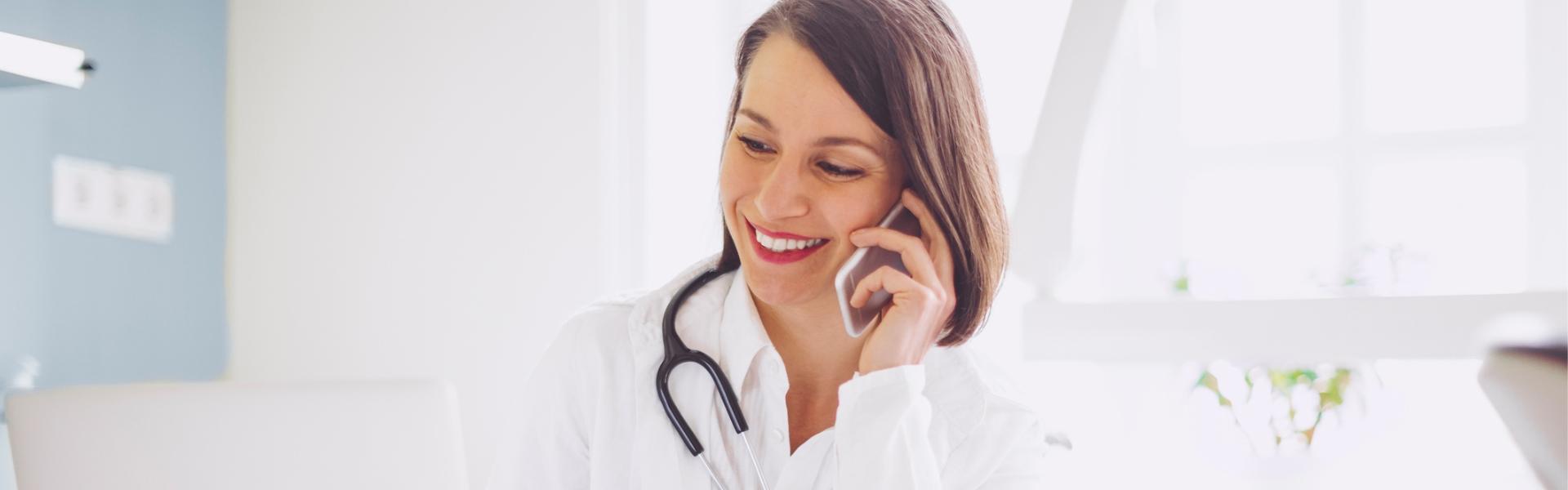 lekarka rozmawiająca przez telefon